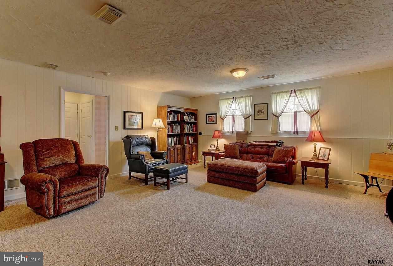 1960 Hampton Road York, PA 17408 - Photo 18 of 27 Gallery Image 18