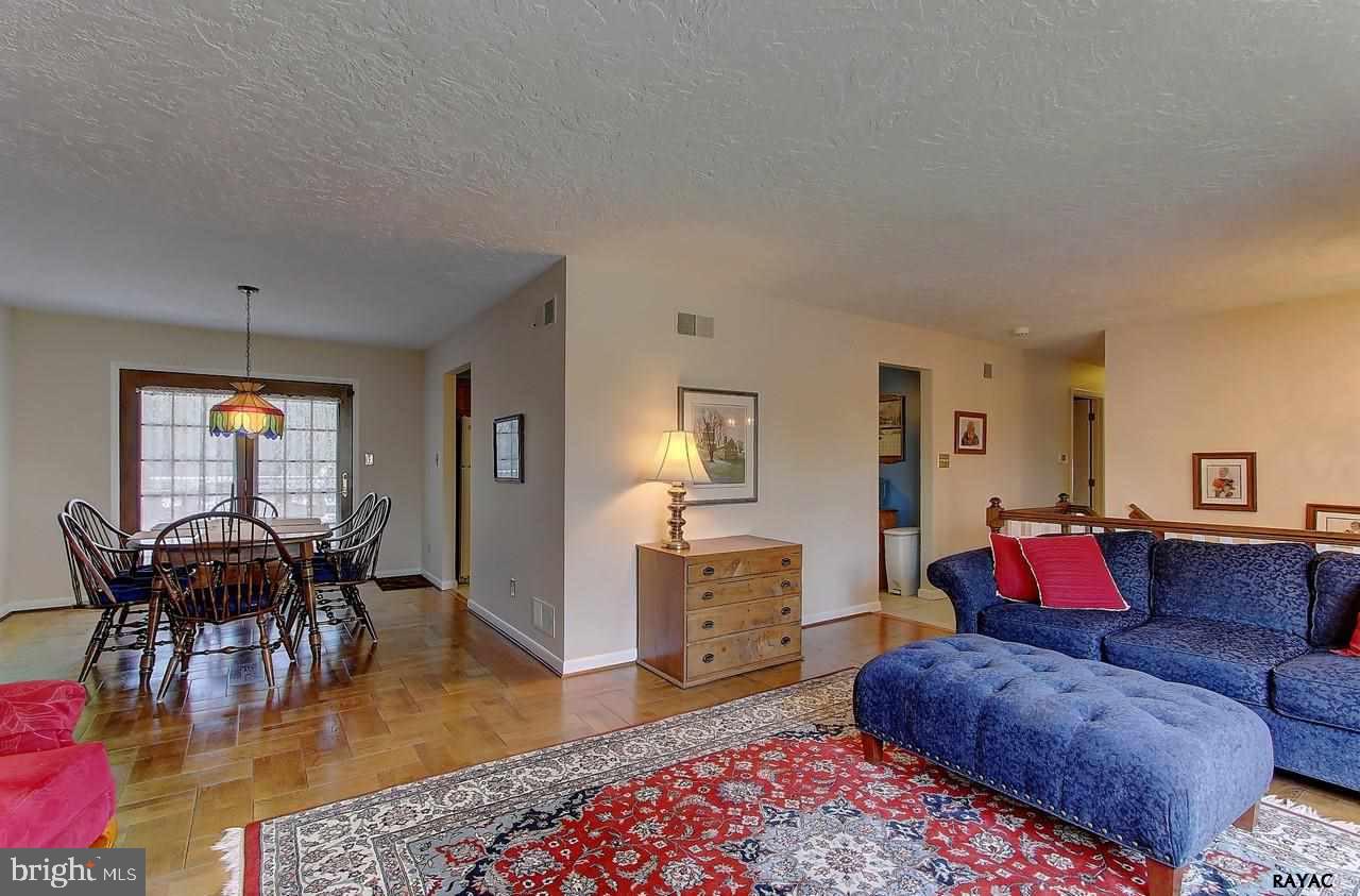 1960 Hampton Road York, PA 17408 - Photo 4 of 27 Gallery Image 4