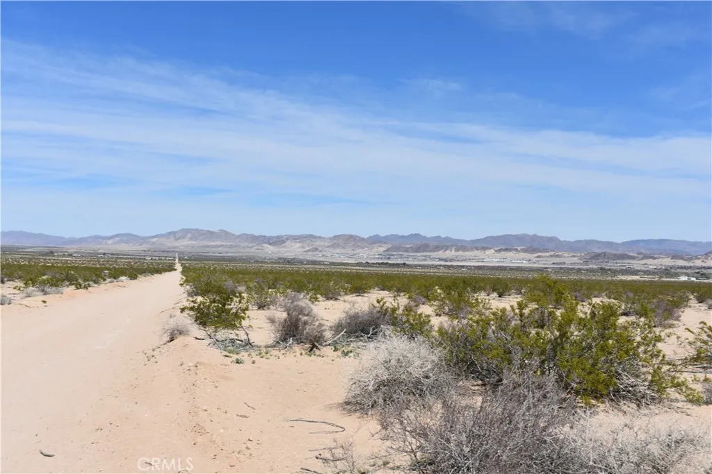 0 Morongo 05 Venice, CA 90291 - Photo 26 of 28 a view of lake with mountain