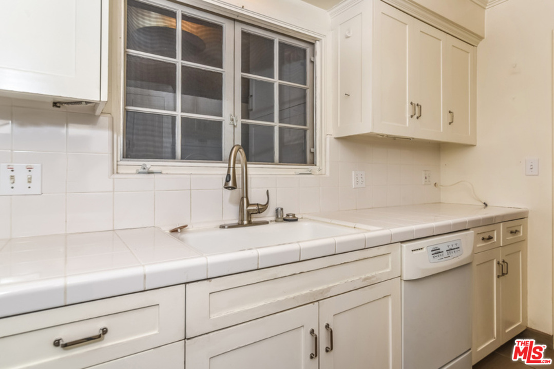 3443 Mandeville Canyon Road Los Angeles, CA 90049 - Photo 11 of 42