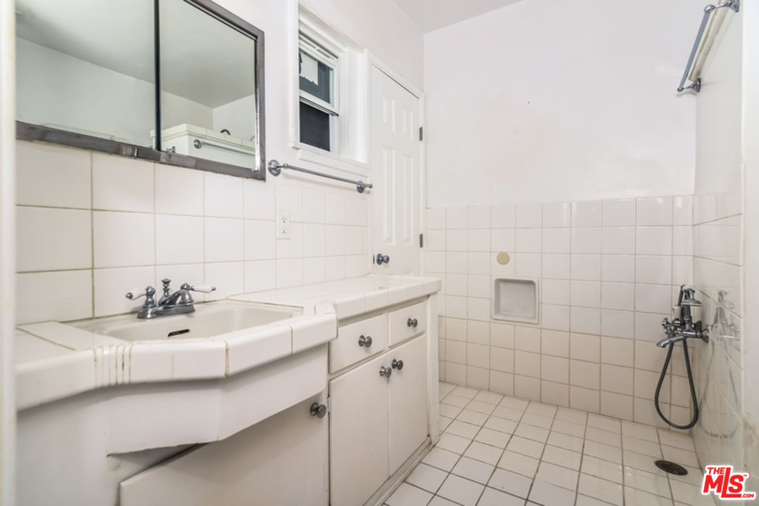 3443 Mandeville Canyon Road Los Angeles, CA 90049 - Photo 15 of 42