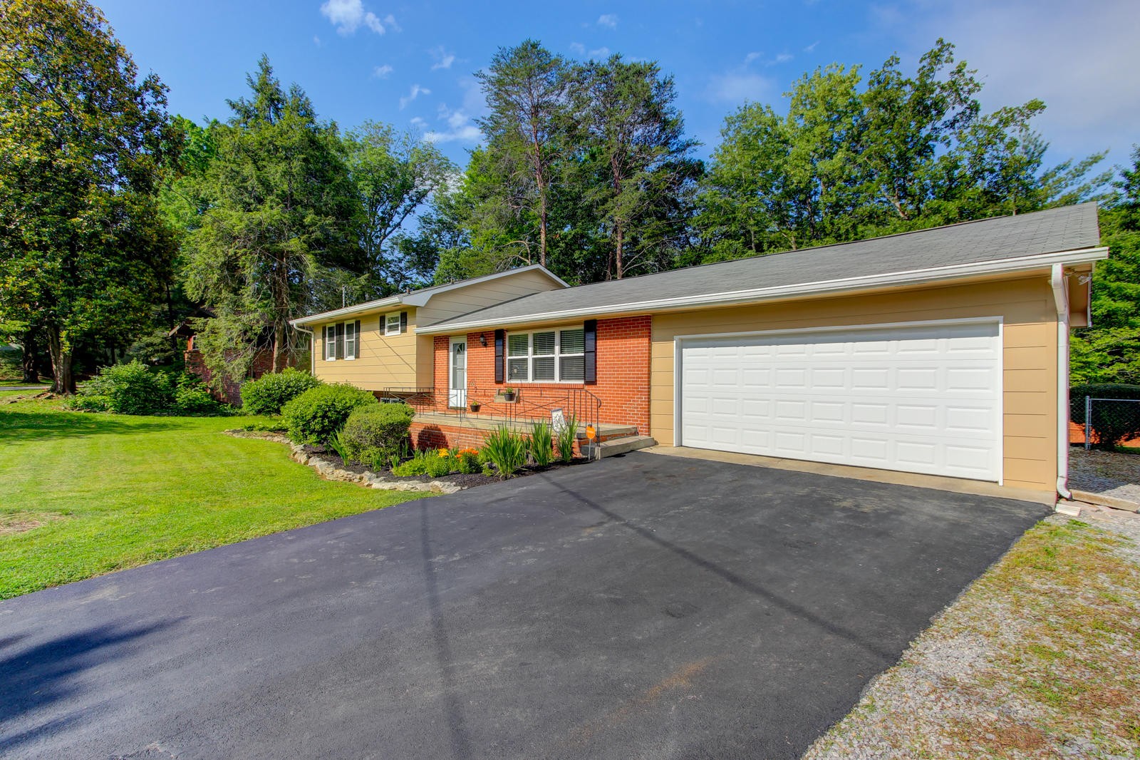 105 Cooper Circle Oak Ridge, TN 37830 - Photo 2 of 28 Gallery Image 2