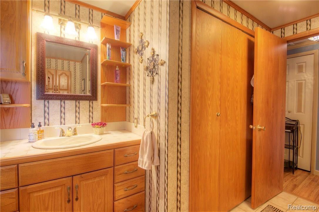 44101 Warren Road Canton, MI 48187 - Photo 24 of 34 27 Fbath-up.jpg