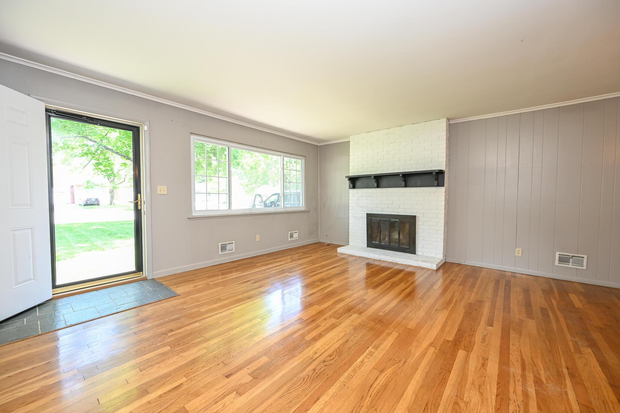 2261 Zollinger Road Columbus, OH 43221 - Photo 3 of 29 Living Room
