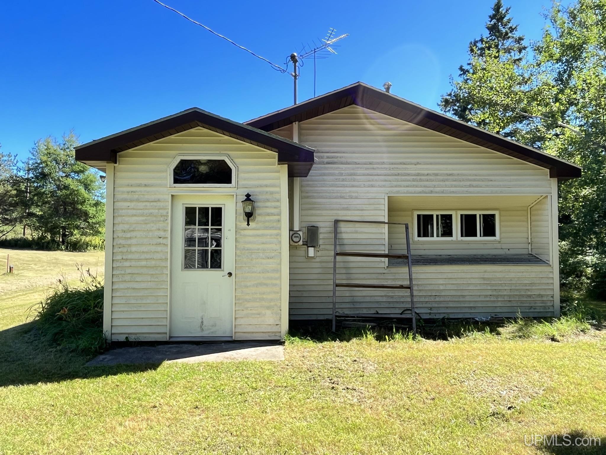 5049 N Gardapee Road Manistique, MI 49854 - Photo 5 of 43