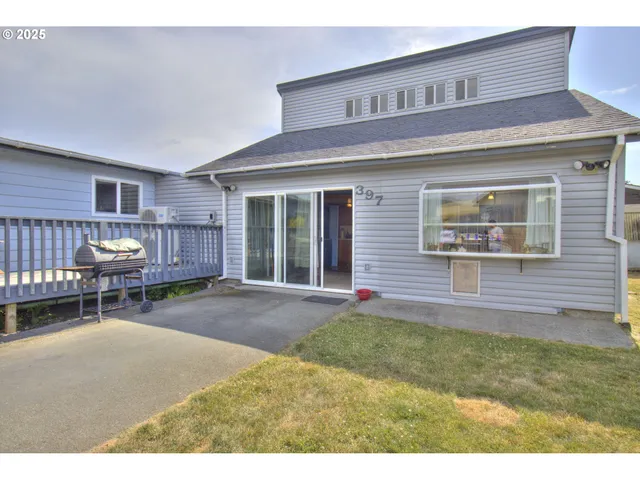 a view of a house with backyard and porch