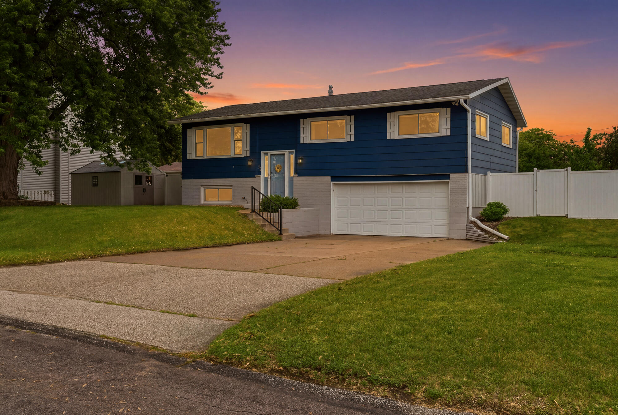 504 Flint Street Onalaska, WI 54650 - Photo 1 of 28 1_002_dsc03304_twilight_b5beb210_edc760a