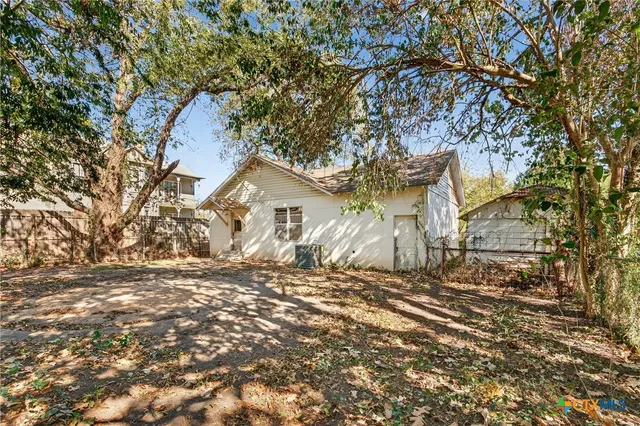 $149,000 | 617 North College Street, Gonzales, TX 78629