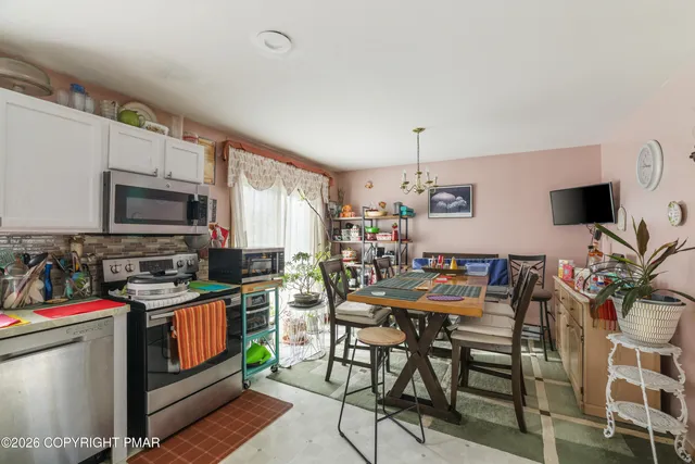 $289,900 | 127 Simmons Place, Bushkill, PA 18324