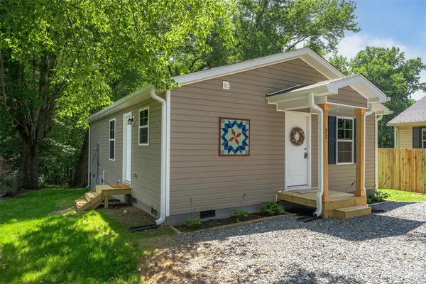 a view of a house with backyard