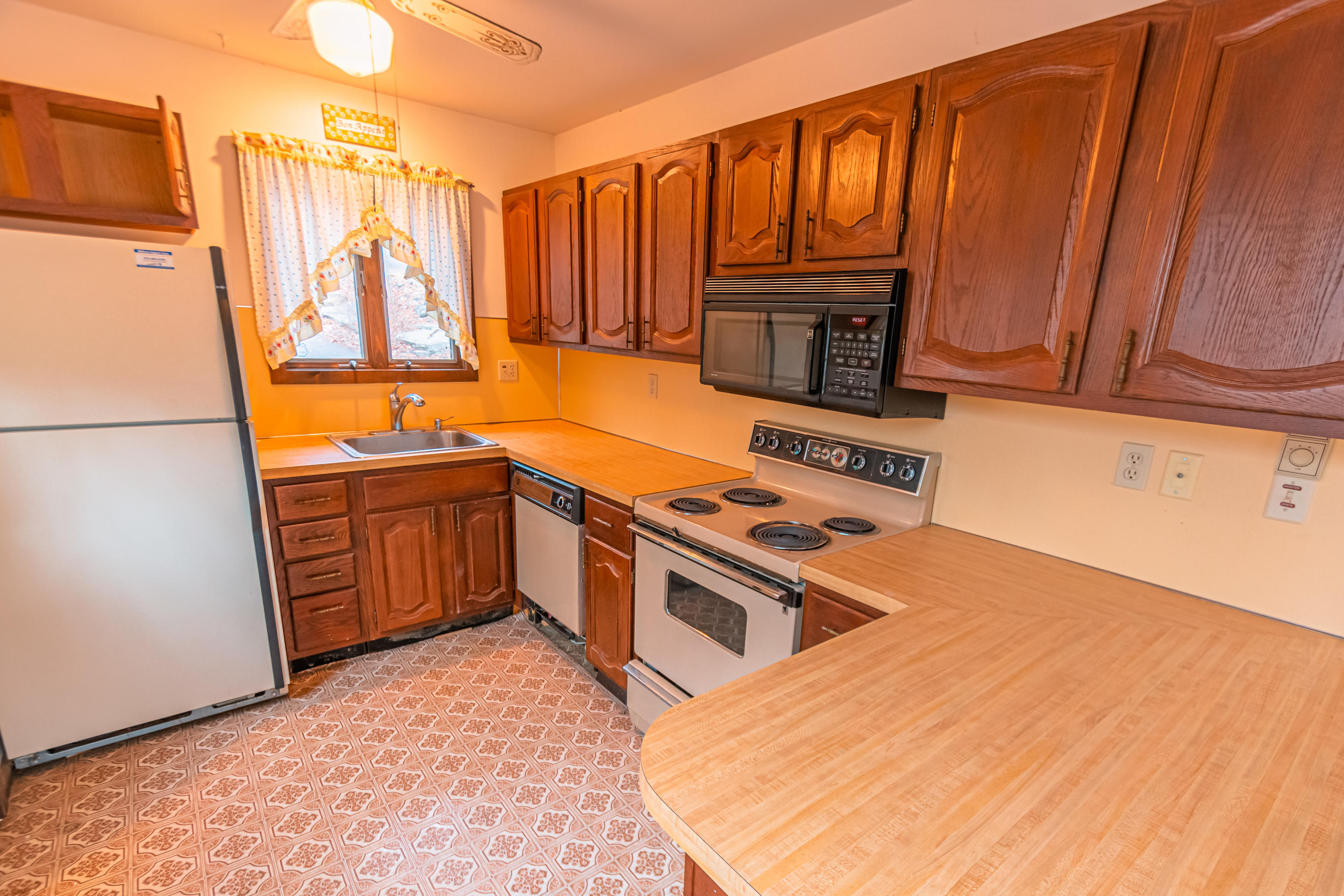 1021 Hampstead Road Bushkill, PA 18324 - Photo 12 of 57 kitchen