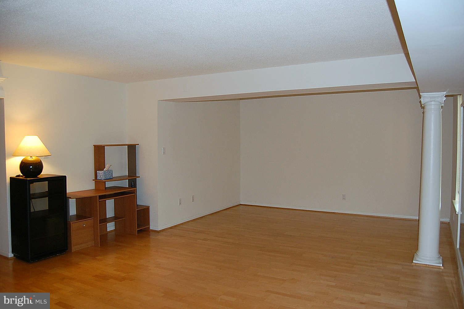11604 Stoneview Square, Unit 11C Reston, VA 20191 - Photo 7 of 15 Living Room