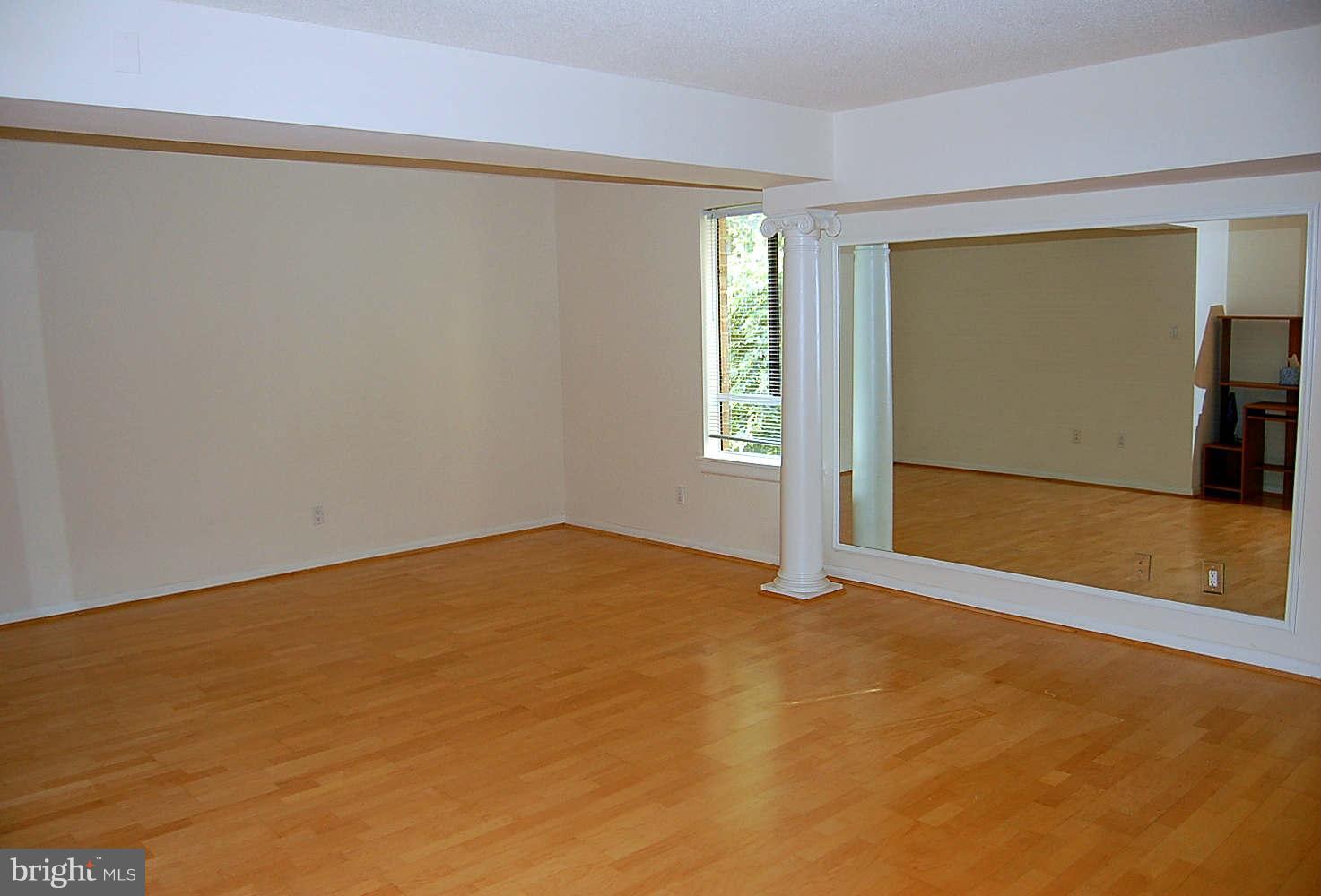 11604 Stoneview Square, Unit 11C Reston, VA 20191 - Photo 8 of 15 Living Room