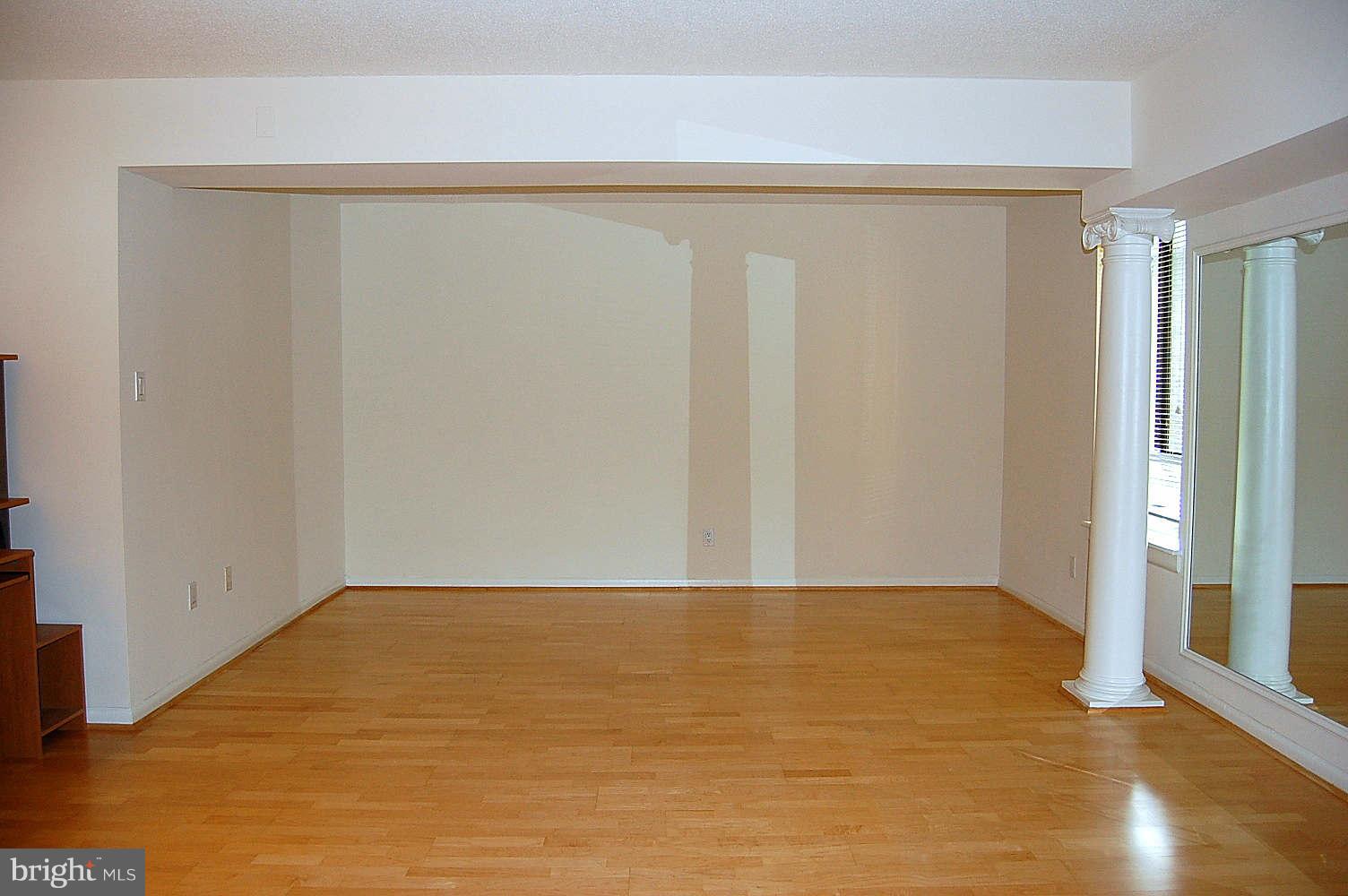 11604 Stoneview Square, Unit 11C Reston, VA 20191 - Photo 9 of 15 Living Room
