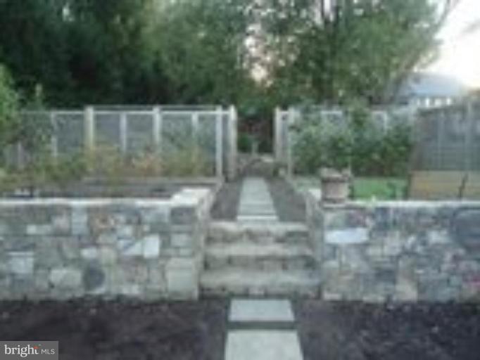 11621 Glen Road Potomac, MD 20854 - Photo 16 of 21 Garden