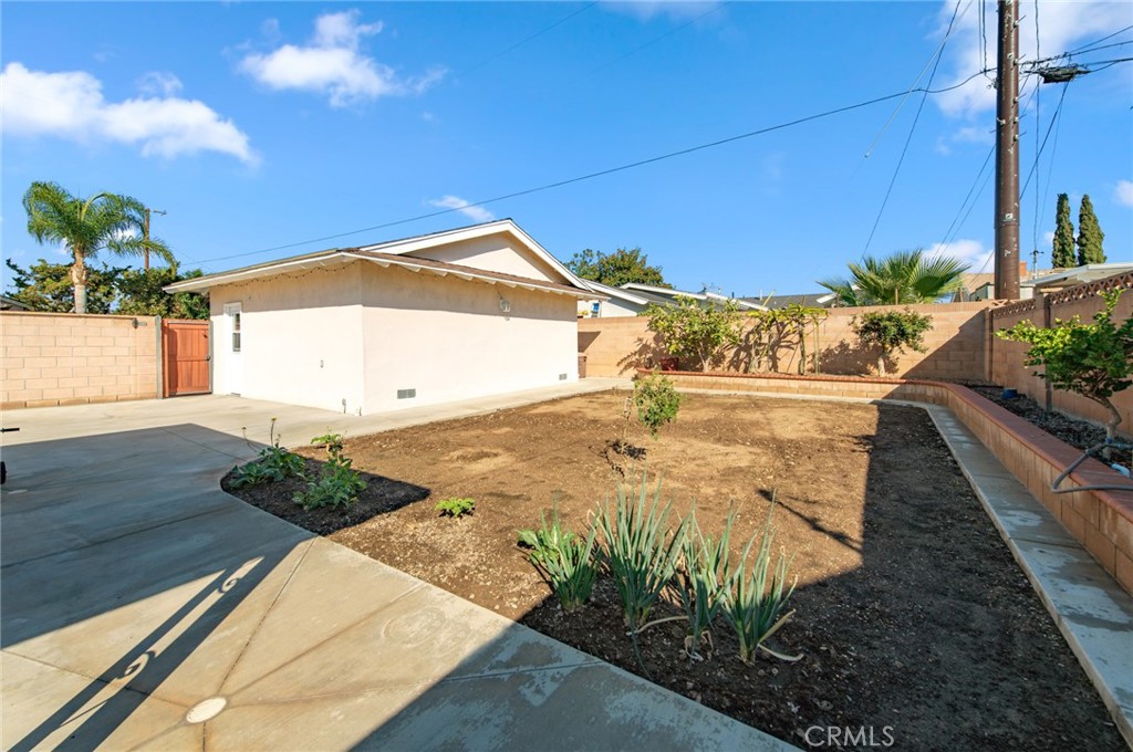 641 North Milford Road Orange, CA 92867 - Photo 18 of 25 a view of a backyard of the house