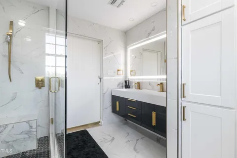 a view of walk in closet