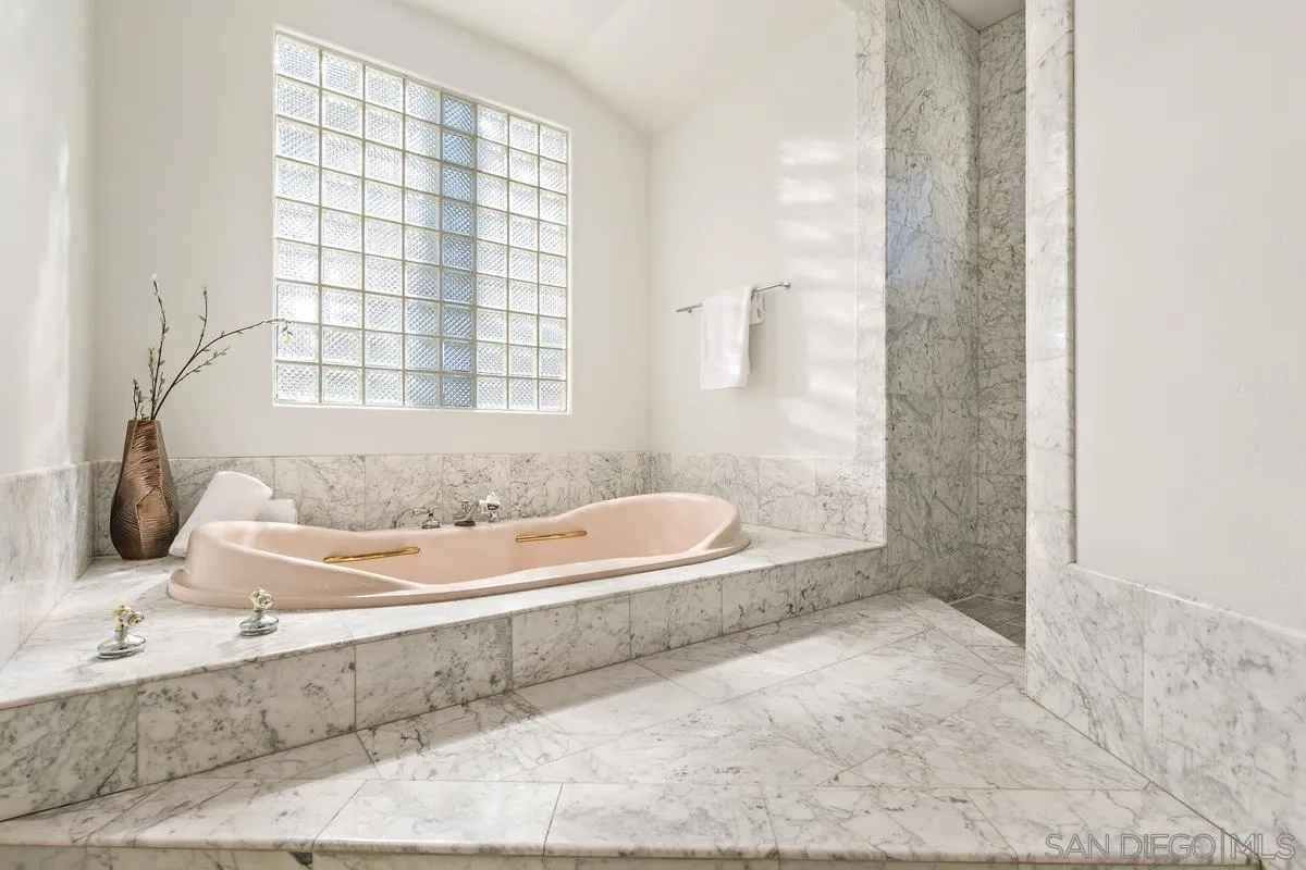 255 Cole Ranch Road Encinitas, CA 92024 - Photo 30 of 45 a bathroom with a bathtub and a sink