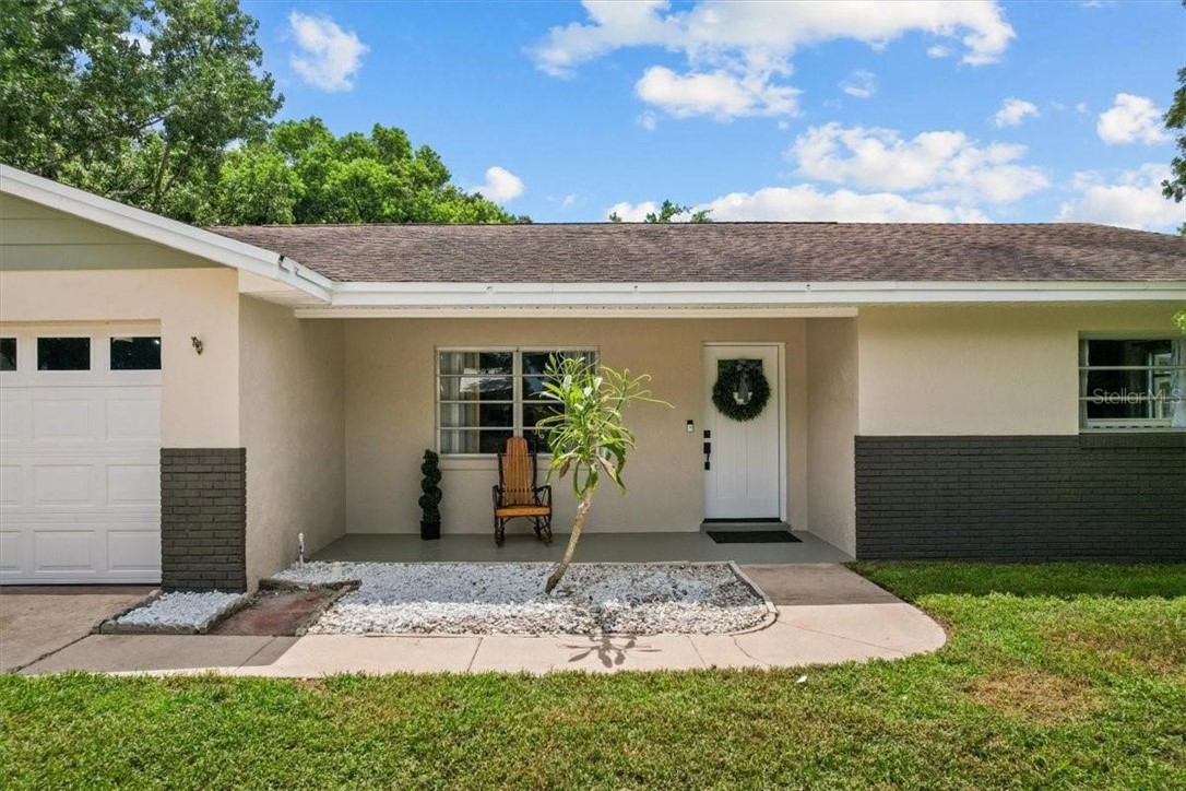 424 Wisconsin Avenue St. Cloud, FL 34769 - Photo 5 of 36 a front view of a house with garden