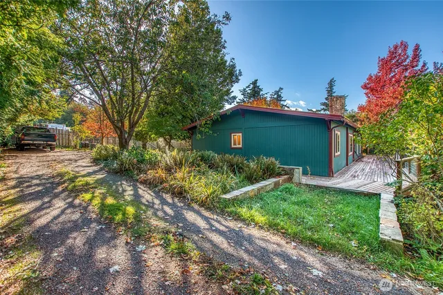 a view of a house with a backyard