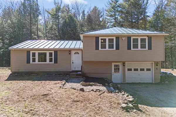$450,000 | 567 North Stark Highway, Weare, NH 03281
