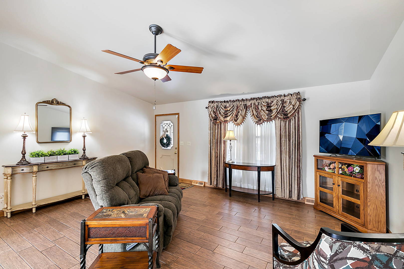3320 North Jugtown Road Morris, IL 60450 - Photo 15 of 48 a living room with furniture and a window