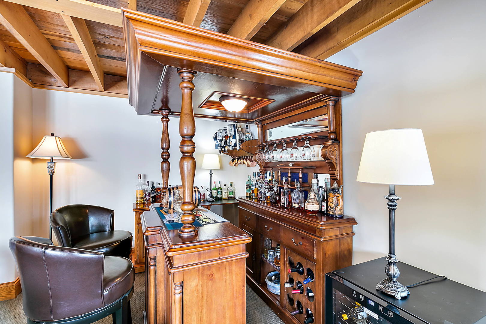 3320 North Jugtown Road Morris, IL 60450 - Photo 9 of 48 a room with furniture and lamp