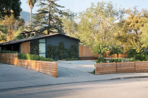 a view of yard in front of house