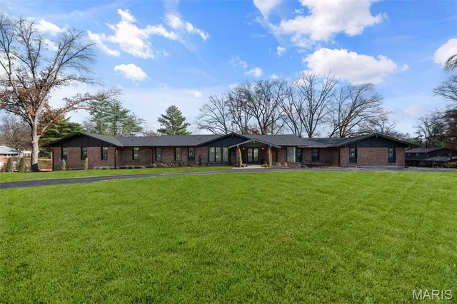 $2,775,000 | 1534 Woodgate Drive, Frontenac, MO 63131