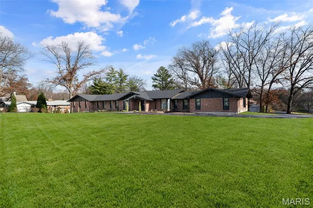 $2,775,000 | 1534 Woodgate Drive, Frontenac, MO 63131