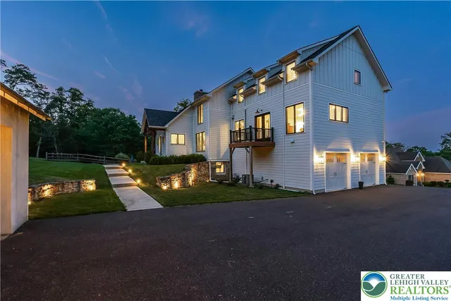 a view of an house with backyard and entertaining space