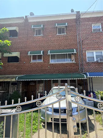 $549,000 | 445 Effingham Avenue | Castle Hill