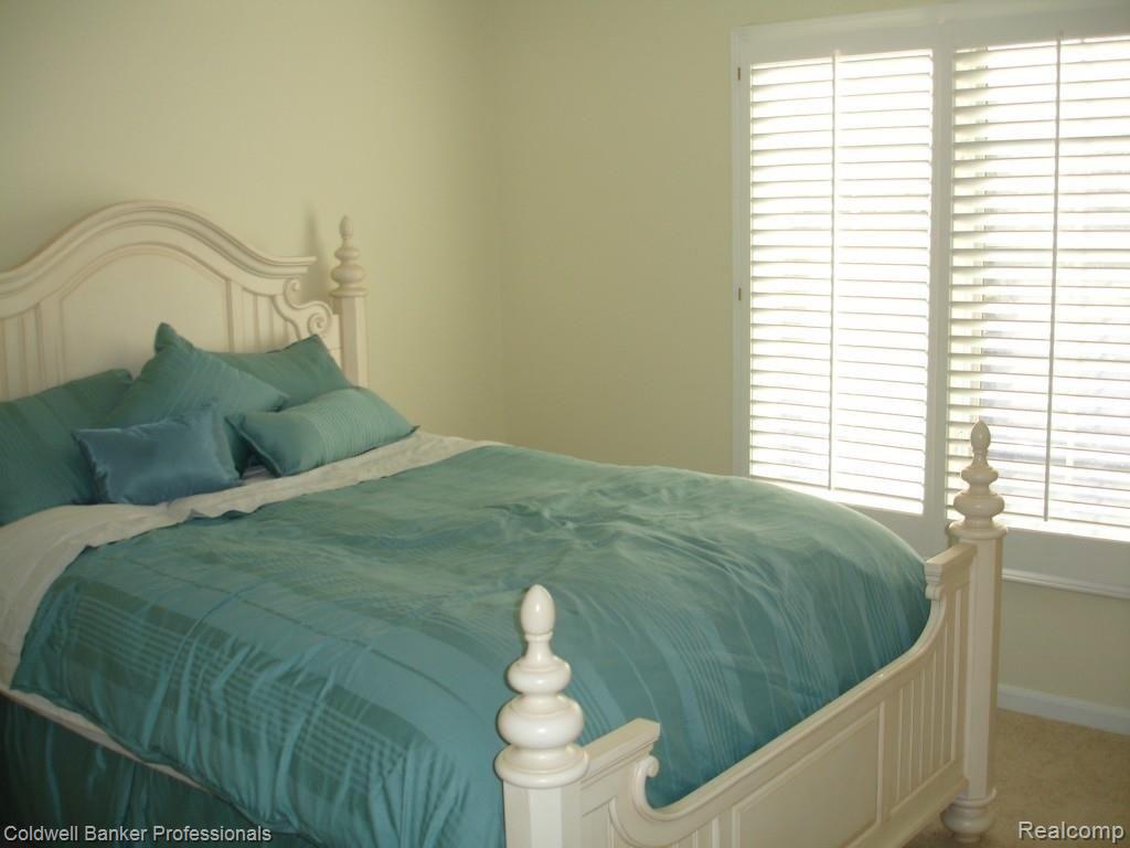 3344 Woodcrest Road Rochester, MI 48309 - Photo 19 of 23 Bedroom #2 has wonderful sunny views of the front yard.