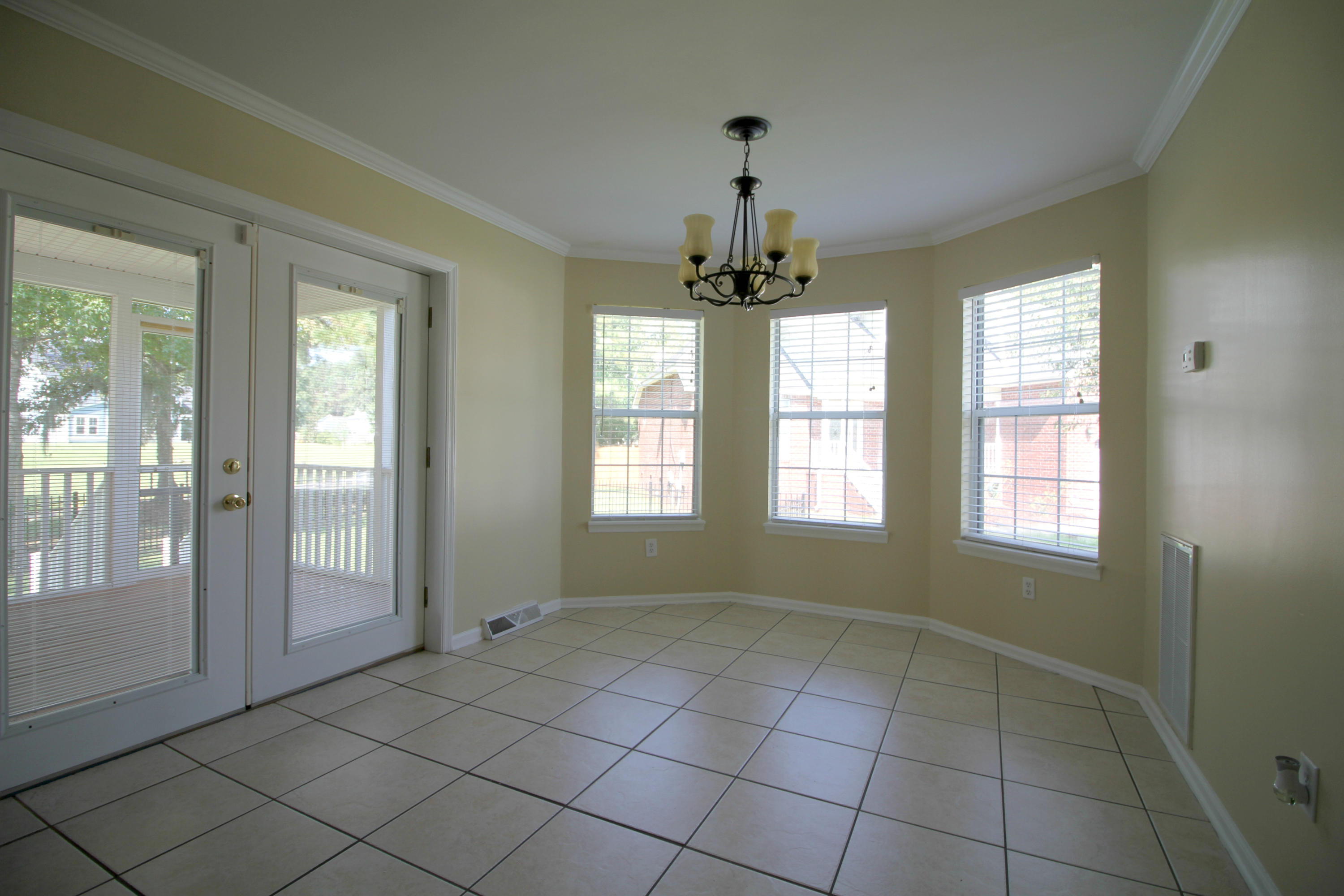 1319 Kingfisher Circle Hanahan, SC 29410 - Photo 4 of 13 1319 Kingfisher