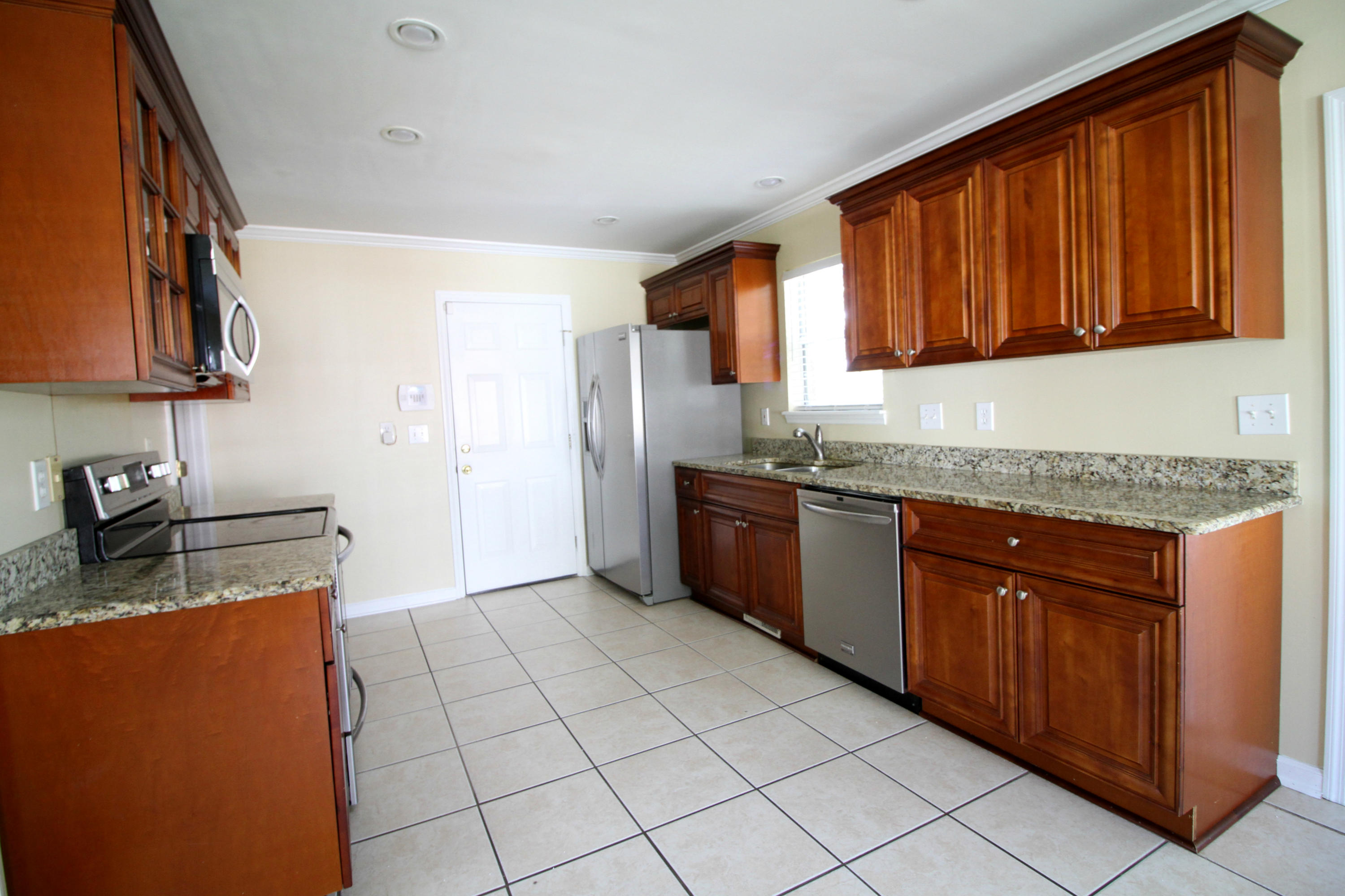 1319 Kingfisher Circle Hanahan, SC 29410 - Photo 5 of 13 1319 Kingfisher