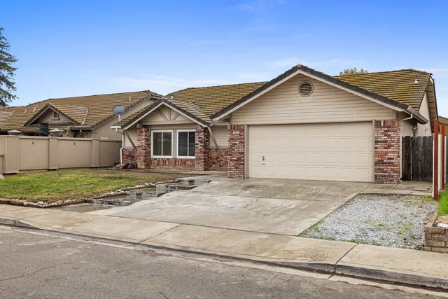 a view of front of a house with a yard