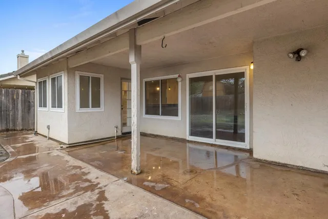 a view of a house with backyard