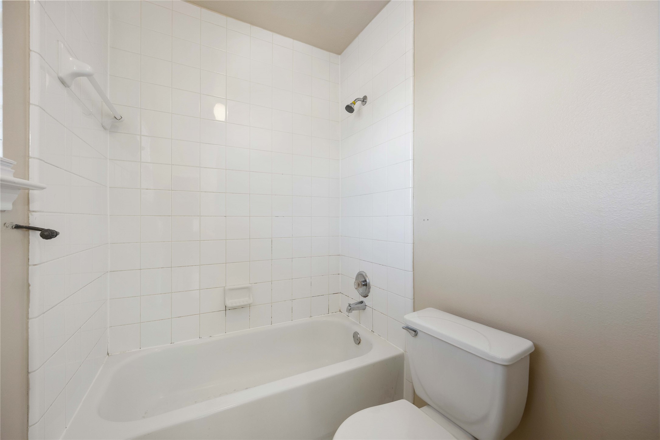 4806 Cotton Ridge Trail Houston, TX 77053 - Photo 22 of 25 a white toilet sitting next to a bath tub
