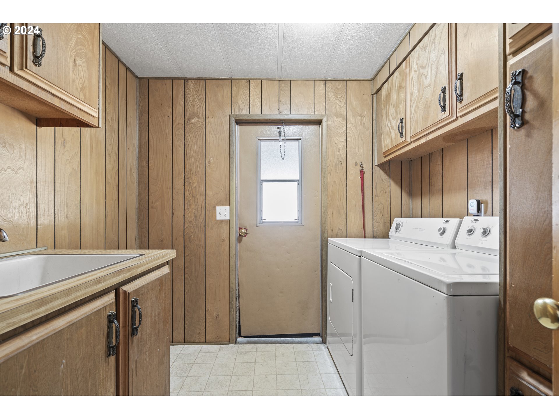 10244 North Applegate Road Grants Pass, OR 97527 - Photo 13 of 24 a utility room with dryer and washer