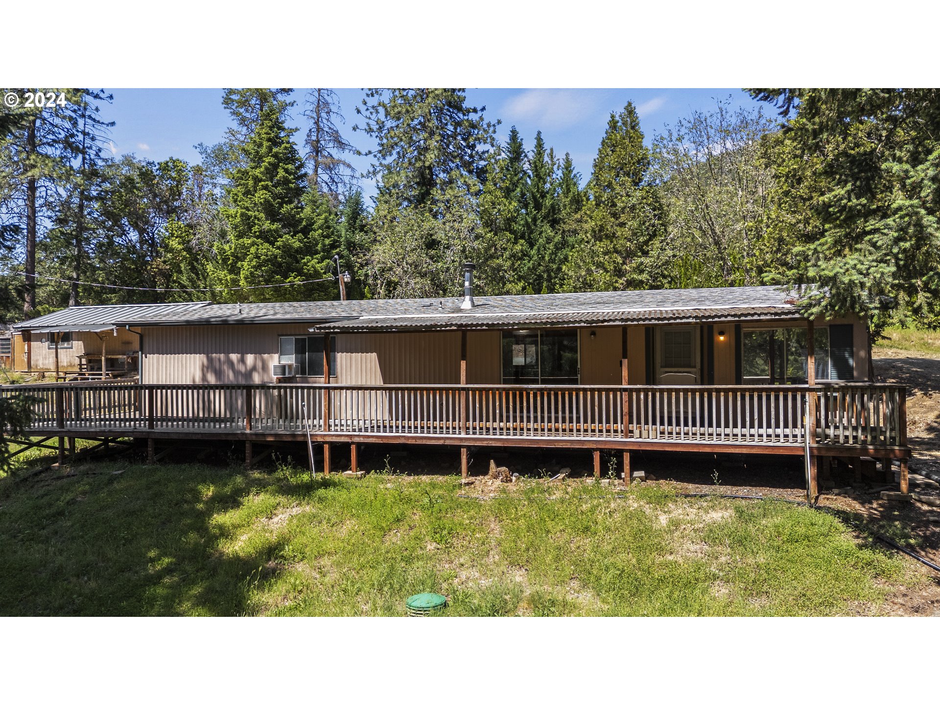 10244 North Applegate Road Grants Pass, OR 97527 - Photo 14 of 24 a balcony with a garden and deck