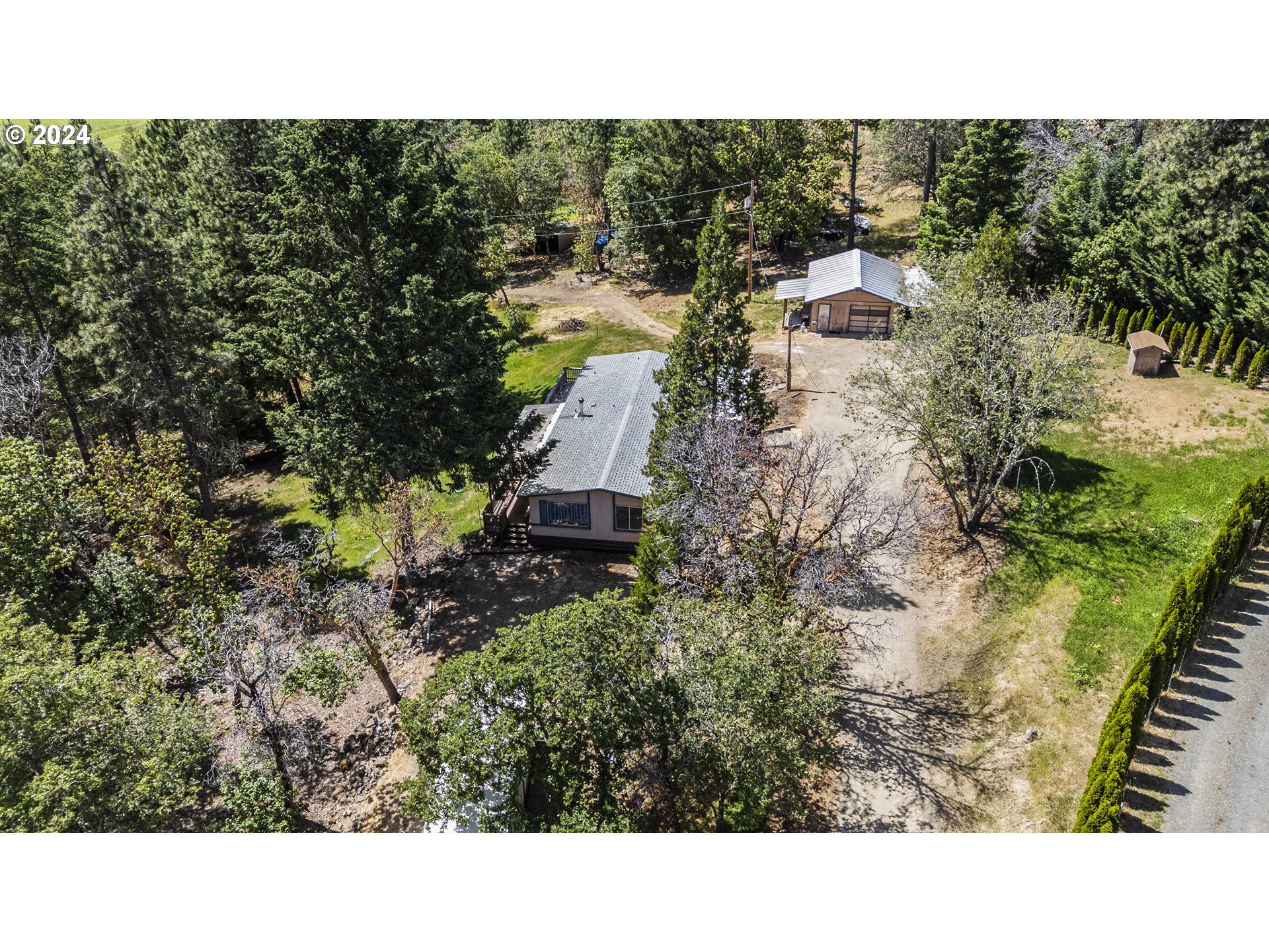 10244 North Applegate Road Grants Pass, OR 97527 - Photo 2 of 24