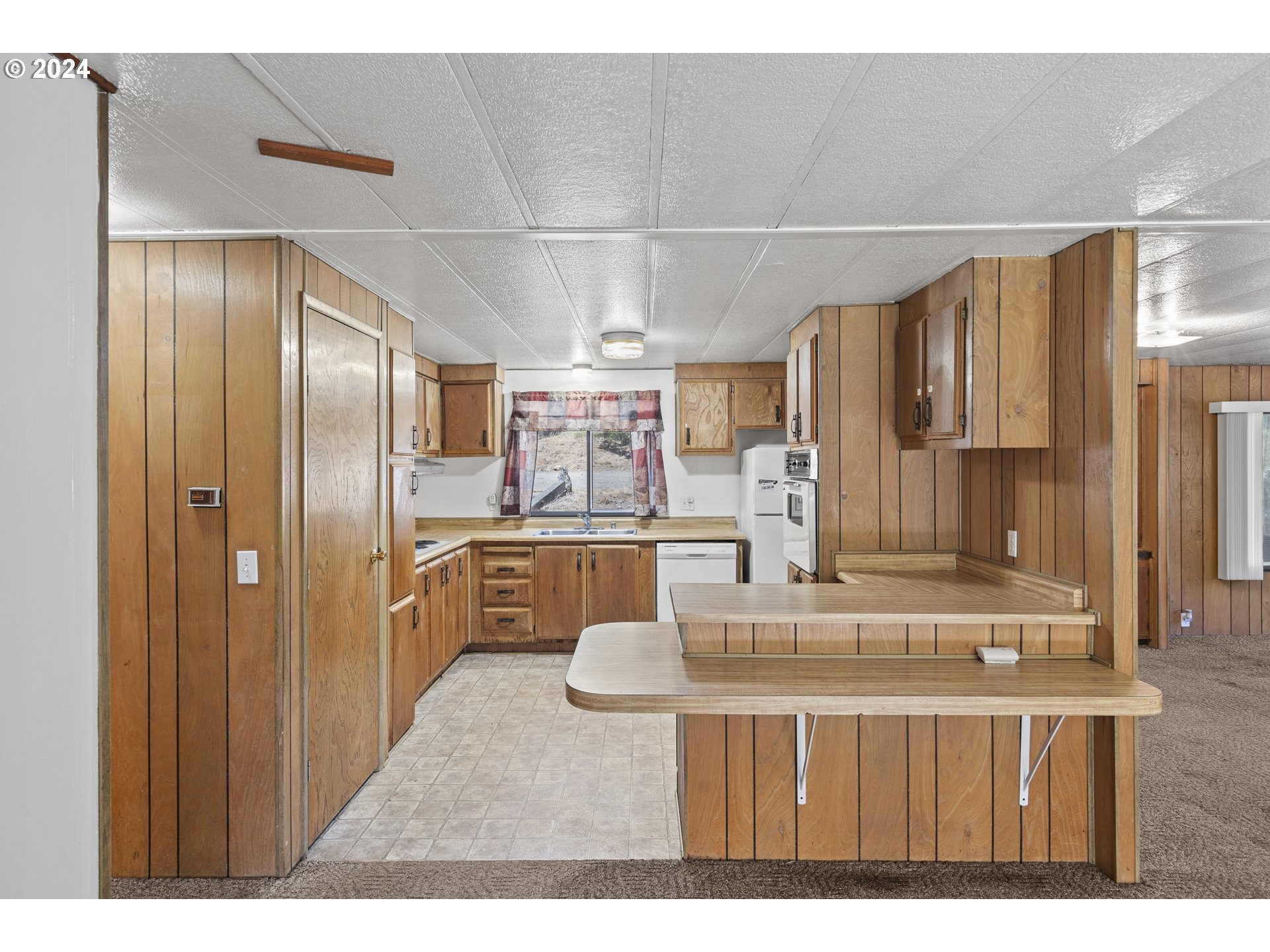 10244 North Applegate Road Grants Pass, OR 97527 - Photo 8 of 24 a bathroom with a sink a mirror and a bathtub
