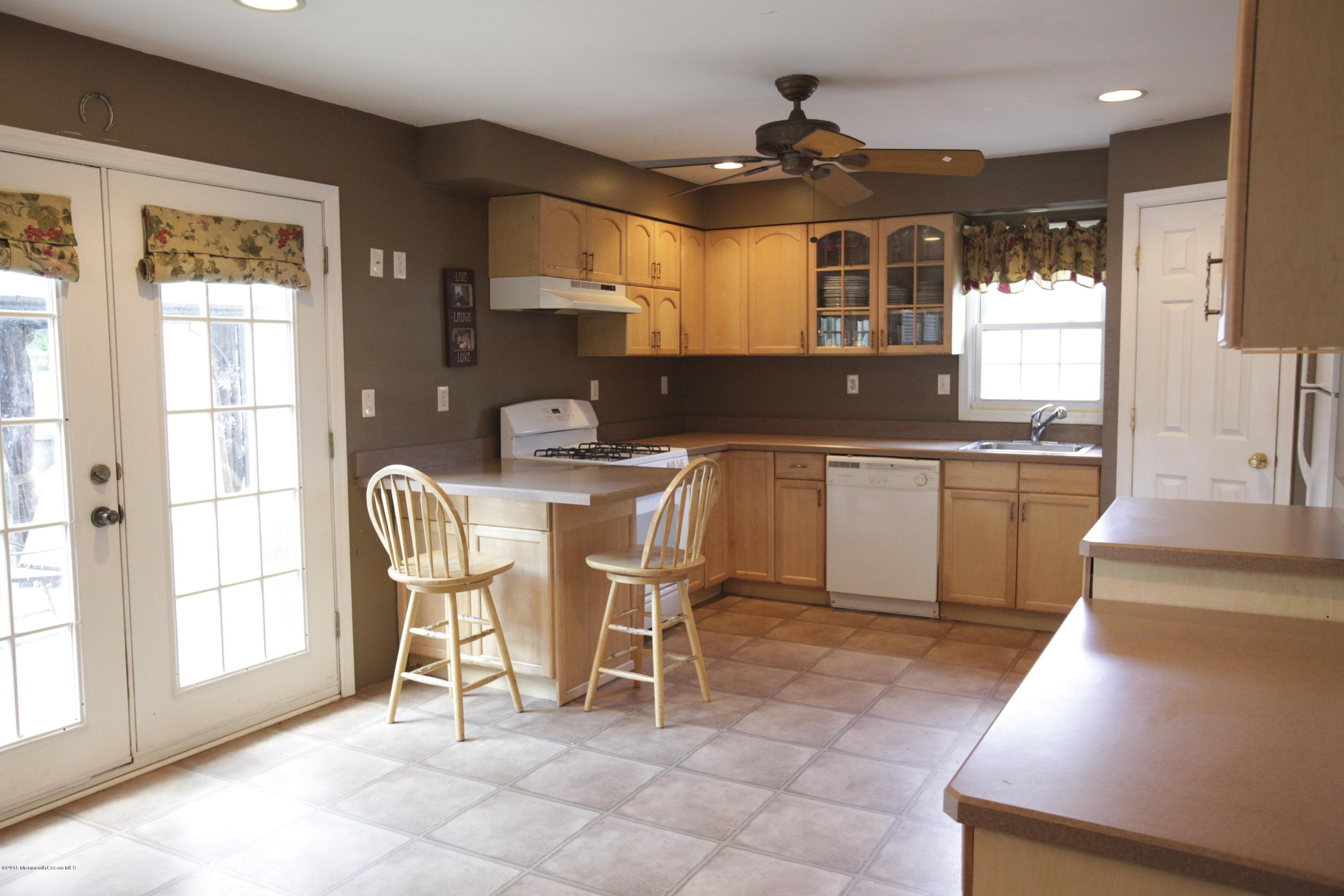 638 Hopping Road Belford, NJ 07718 - Photo 7 of 27 007_EAT IN KITCHEN