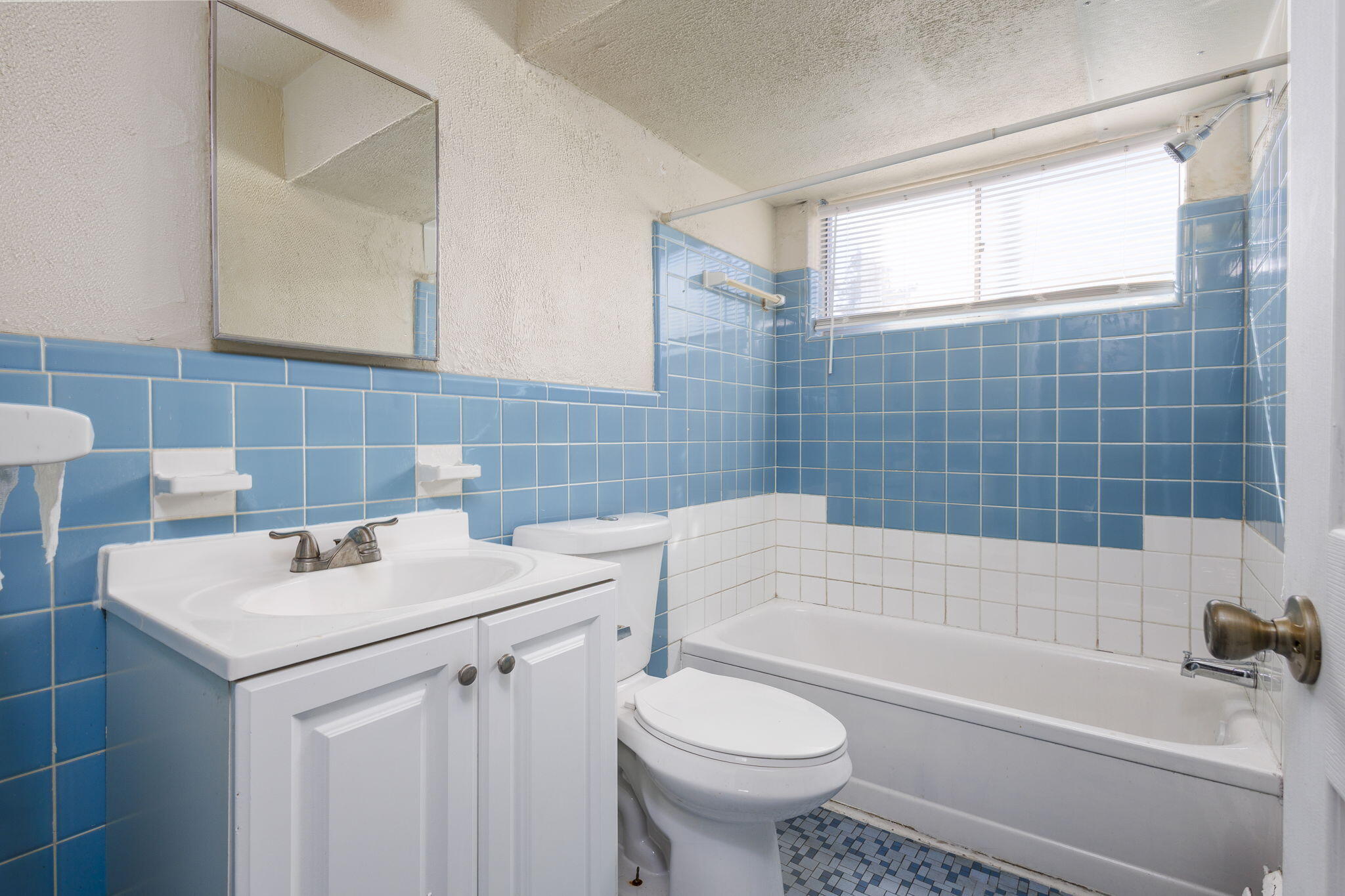 19625 Conant, Unit 22 Detroit, MI 48234 - Photo 15 of 16 14-web-or-mls-Conant_19625 - Bath v1 - 2