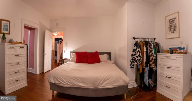 a bed room with a bed and a closet