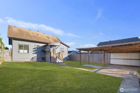 a view of a house with a backyard