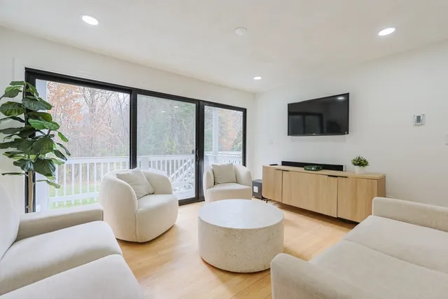 $745,000 | 6 Matthew Lane, Chelmsford, MA 01824