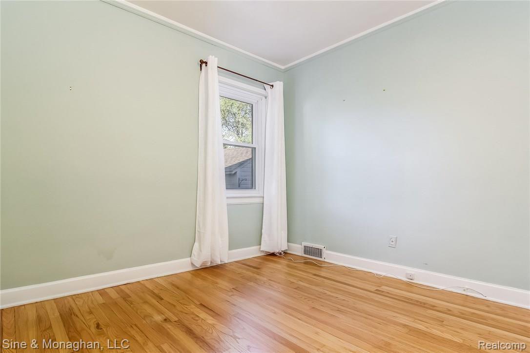 472 Touraine Road Grosse Pointe, MI 48236 - Photo 13 of 26 013-Bedroom-5028293-medium.jpg