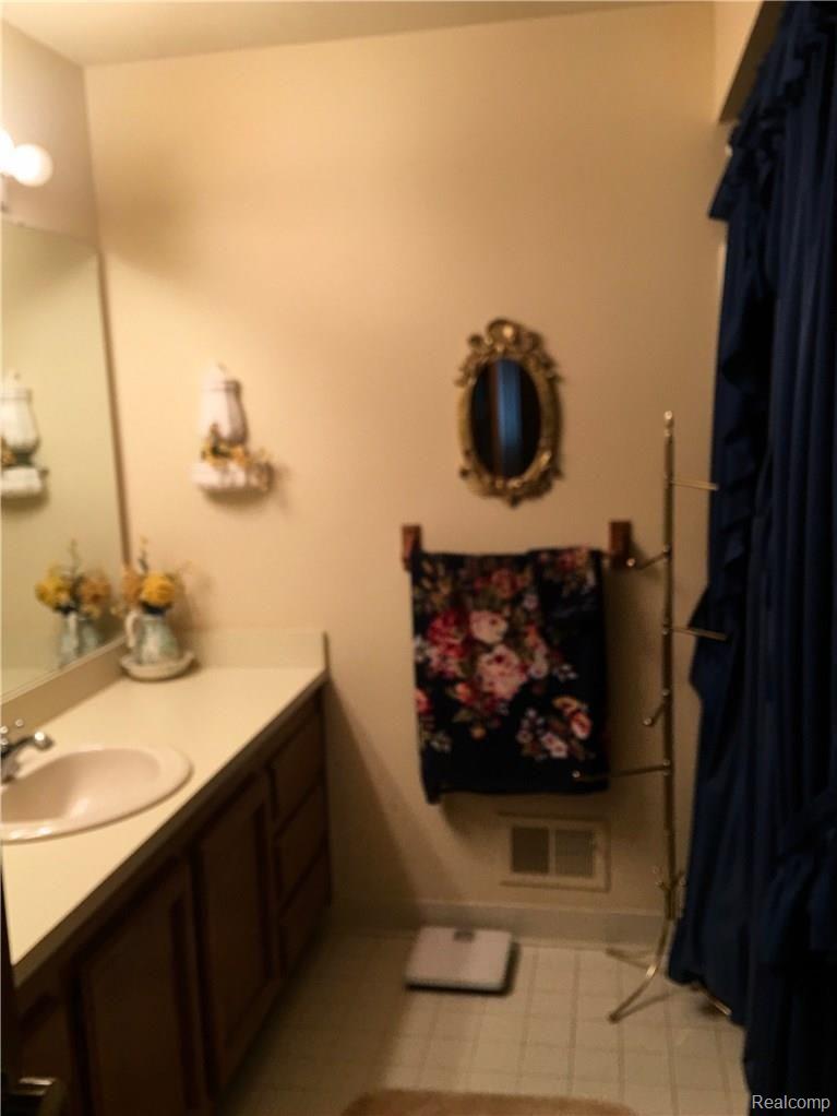 232 Meadow Ln Circle Rochester, MI 48307 - Photo 15 of 20 IMG_1604.jpg
