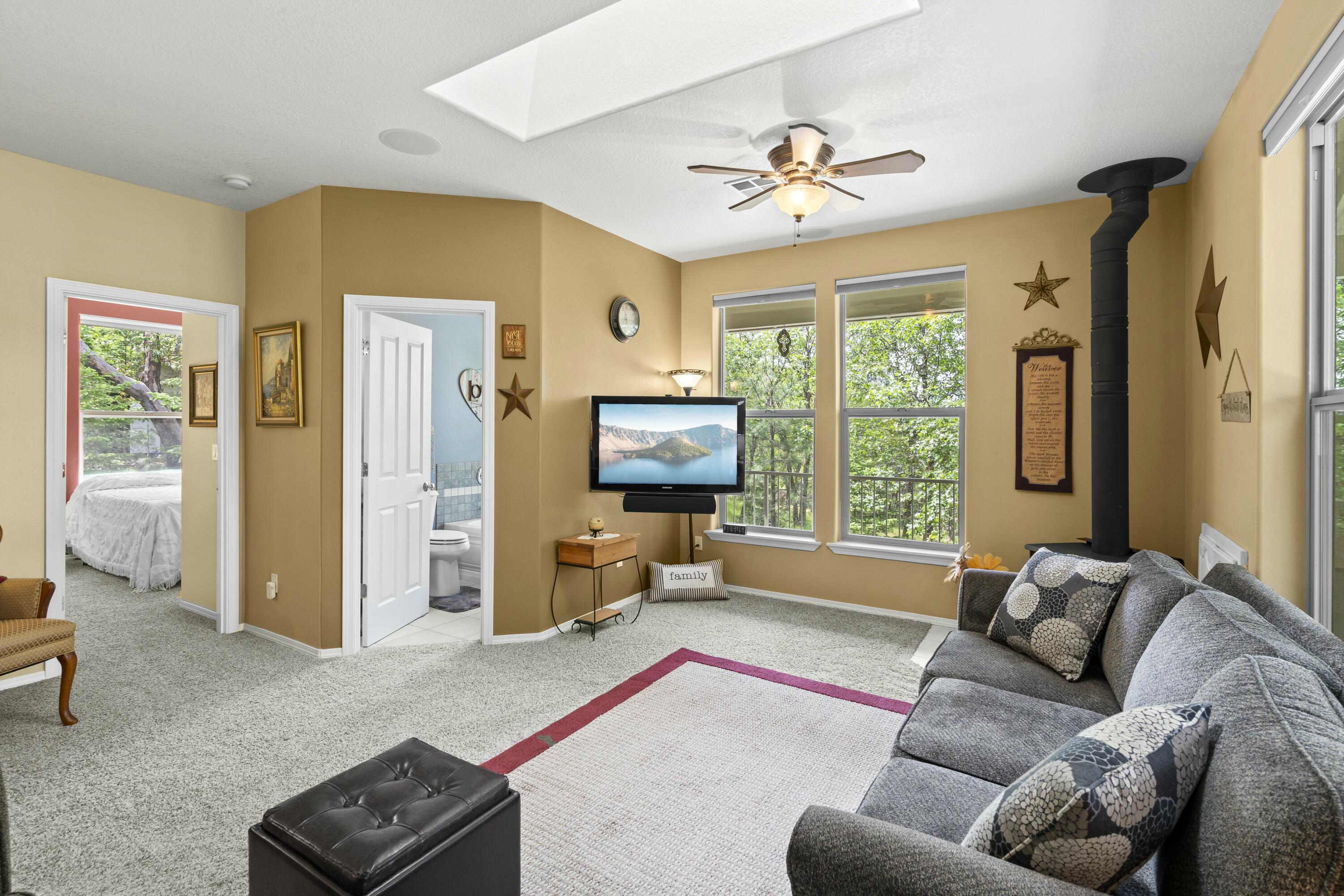 466 Three Pines Road Grants Pass, OR 97526 - Photo 18 of 41 Living Room